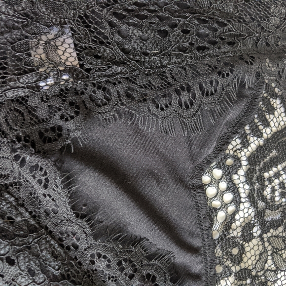 Curve-hugging Lace LBD - Picture 5 of 8
